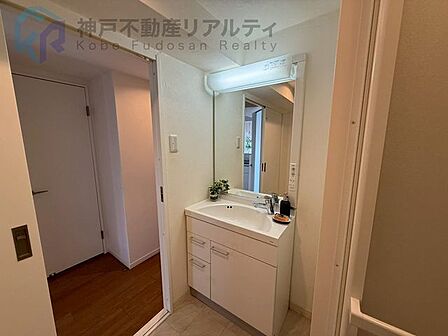 ◇ドライヤーやヘアアイロンに便利なコンセント付き♪