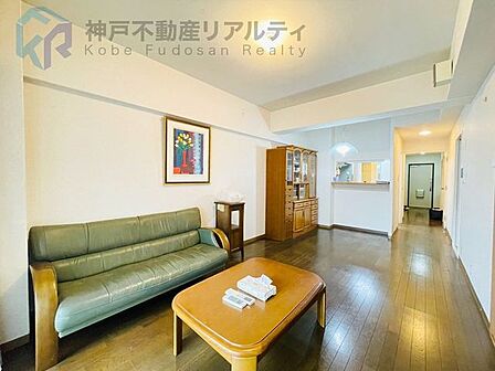 弊社はショールームを兼ねた店舗です♪キッチン等の水回り設備や、クロス・フローリング等も実際に御覧いただけます