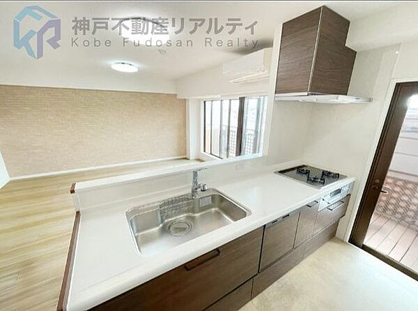 ☆3口コンロ付きのシステムキッチン！同時調理ができて時短に便利ですね♪