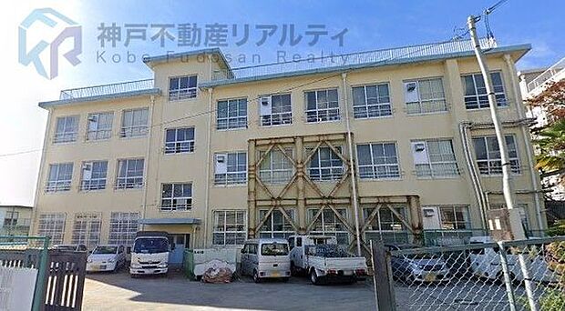 神戸市立上野中学校 徒歩3分。 210m