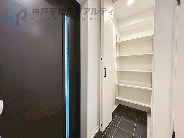 ◆玄関横には収納スペース充実していますので靴が多い方でも安心♪