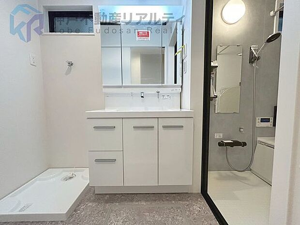 ◆三面鏡独立洗面台で生活感を出さずに収納できます♪