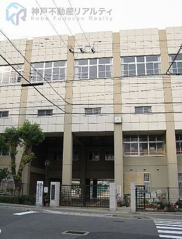 神戸市立烏帽子中学校 徒歩13分。 970m