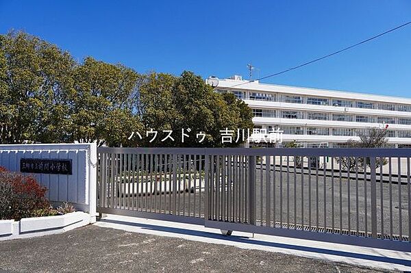 三郷市立前間小学校 460m