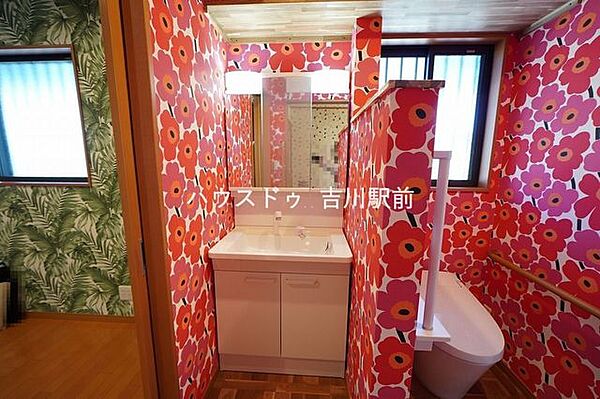 クロス貼替済トイレ新規交換済み、独立洗面台です