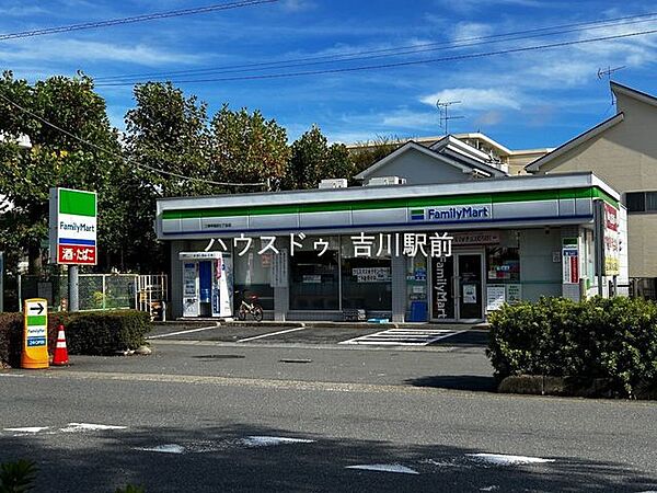 ファミリーマート 三郷早稲田七丁目店 620m