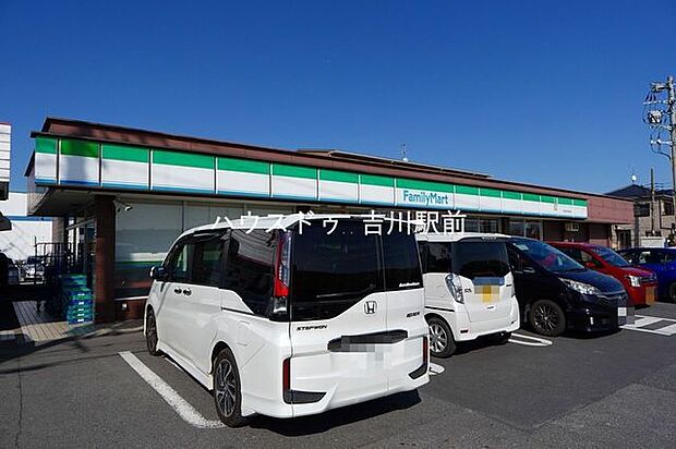 ファミリーマート 三郷花和田西店 210m