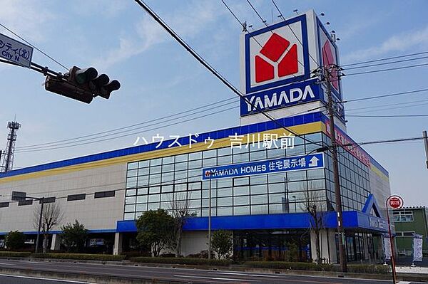 ヤマダデンキ テックランド三郷店 520m