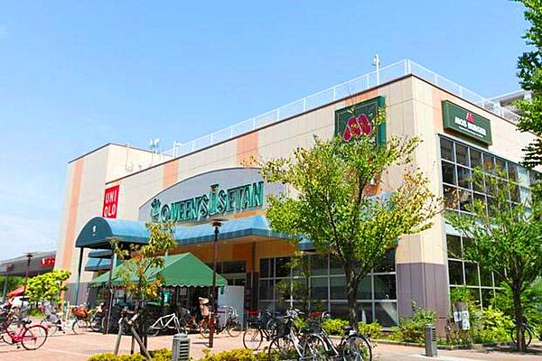 和洋中のお惣菜、お弁当なども充実していて、全体的においしいものが多いです。品質の良さや商品の品揃えがよいと満足度が高いお店です。特に野菜は鮮度がよく、和菓子なども美味しいものを扱っています。