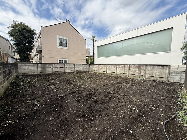 ＜現地写真＞周辺一帯は低層住宅地となっております。周りに高い建物もない為空も広く感じられ、心も落ち着く住環境での生活をスタートしてみませんか。