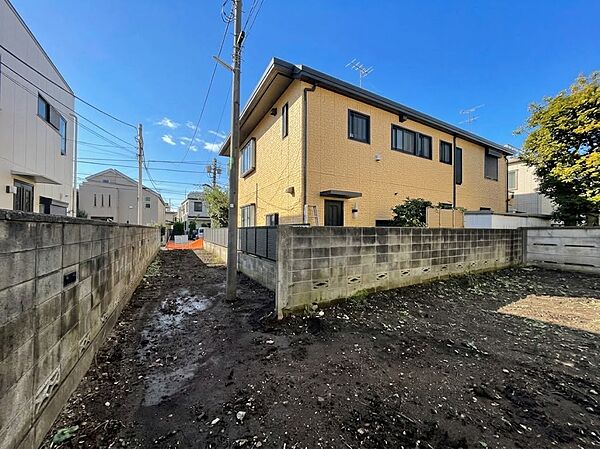 ＜現地写真＞2階の窓から見えるのは、広い空と街並みだけ。静穏な環境で落ち着いて暮らしたい方のための、約束された住環境です。