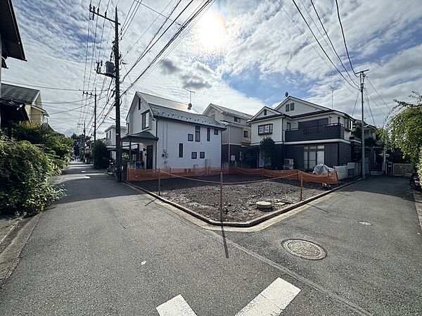 ＜前面道路含む土地写真＞