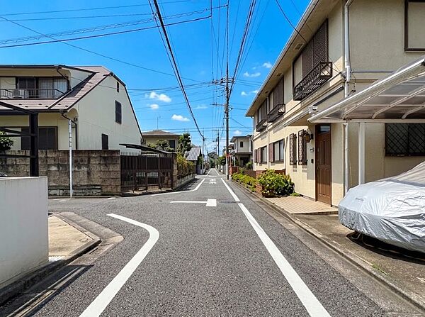 ◇現地外観の写真◇爽やかな青空の下に贅沢なほどに降り注ぐ陽光、豊かな居住性と、クオリティが見事に調和した住空間は、住まうことの喜びを感じさせてくれます。