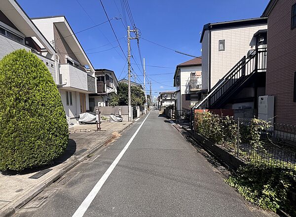 ◇外観の写真◇前面は車通りの少ない道路となっております。お車の出し入れが苦手な方も安心して駐車が可能です。しっかり舗装もされているので、ベビーカーや自転車でも快適に通行できます。