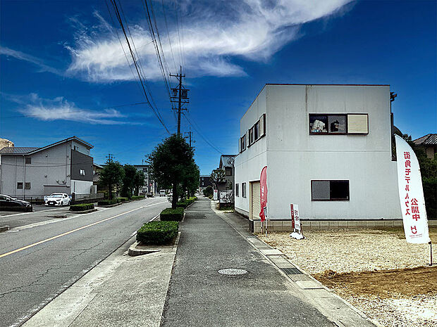 前面道路(北西から撮影)