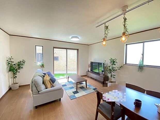 2面採光により、昼間でも明るい！家族団欒できるリビングになります♪