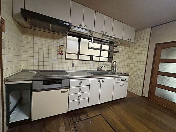 IHのキッチンです。収納もたくさんあり、収納には困りませんね♪