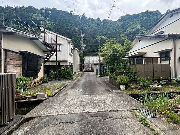交通量の少ない道路です。