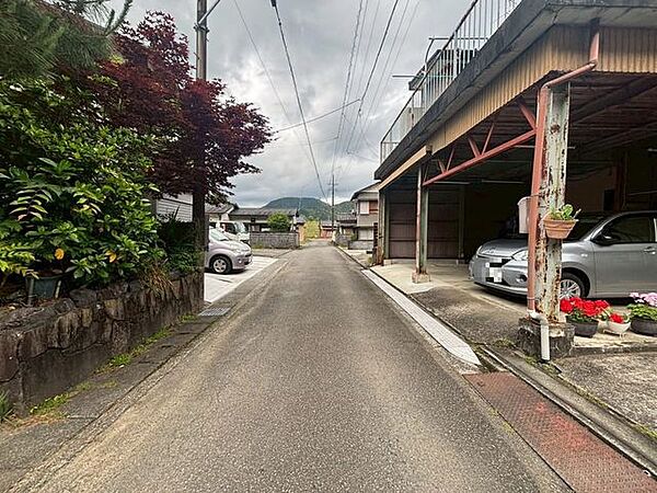 交通量の少ない道路です。