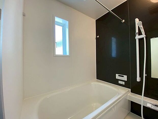 小窓があり、換気は良好！浴槽も足を伸ばして入れる大きさです♪