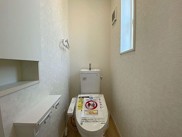 2Fトイレ小窓があり、換気は良好！昼間でも明るい♪