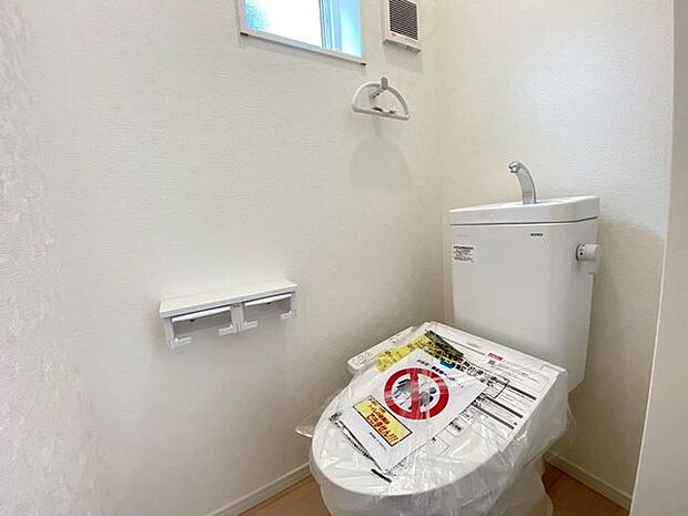 1Fトイレ小窓があり、換気は良好！昼間でも明るい♪