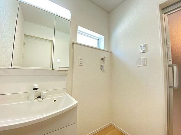 三面鏡になっており、身支度もバッチリですね♪