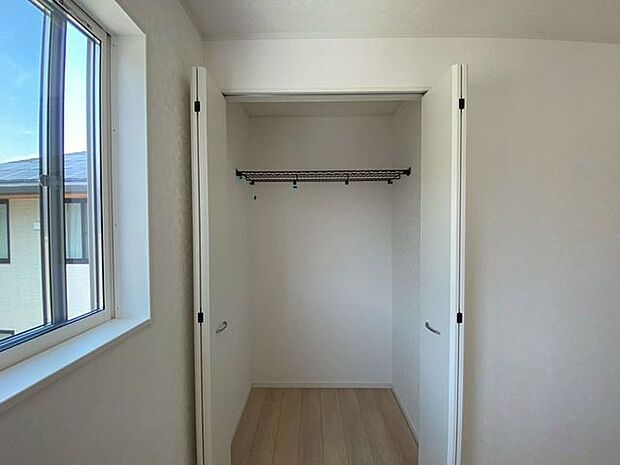 上段に棚が備え付けてあるのもうれしい！小物が収納できますね♪