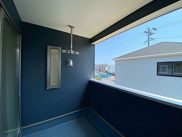 南東向きのバルコニー！屋根付きで強い日差し、雨から洗濯物を守ります！