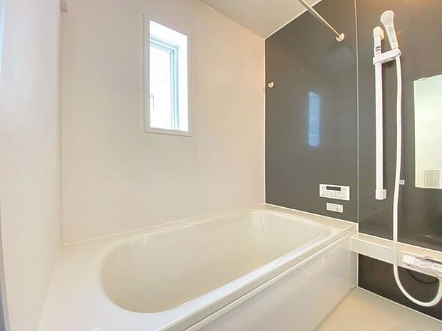 小窓があり、換気は良好!浴槽も足を伸ばして入れる大きさです♪