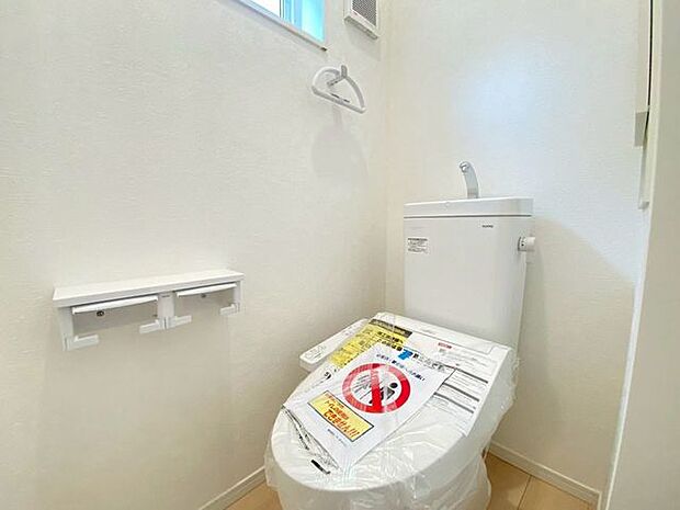 1Fトイレ小窓があり、換気は良好!昼間でも明るい♪