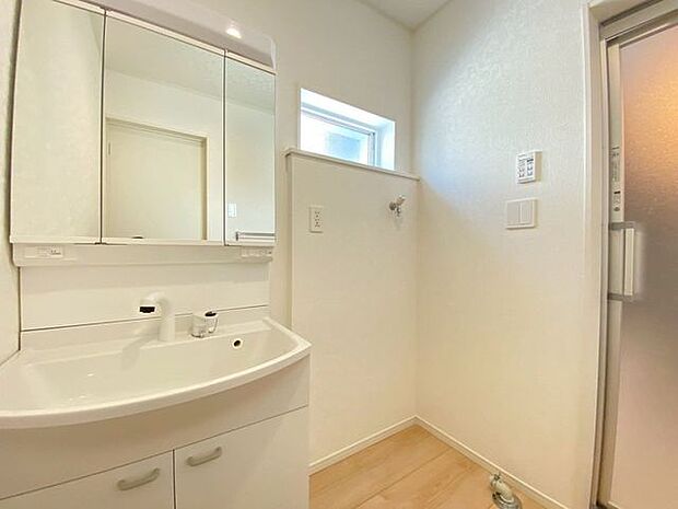 三面鏡になっており、身支度もバッチリですね♪