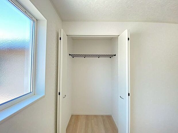 上段に棚が備え付けてあるのもうれしい!小物が収納できますね♪