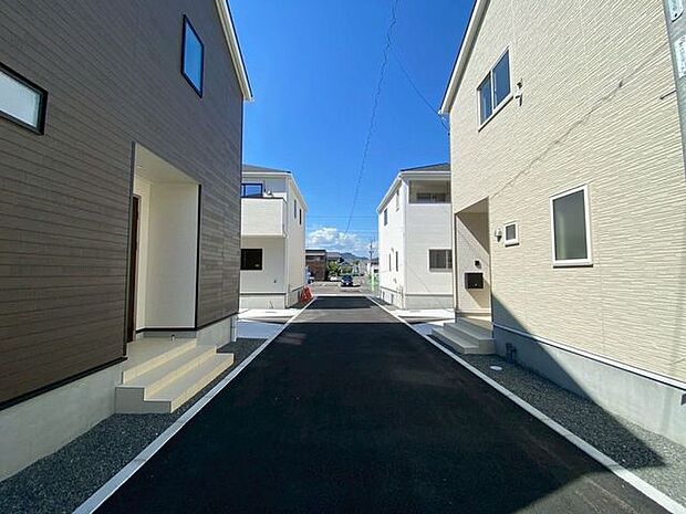 隣地との距離も広く、ゆったりとした道路になります!