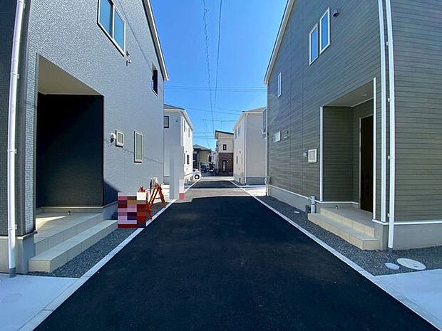 隣地との距離も広く、ゆったりとした道路になります!