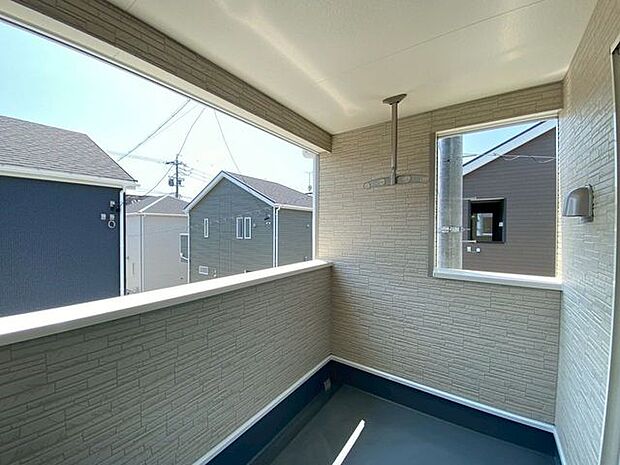 南東向きのバルコニー!屋根付きで強い日差し、雨から洗濯物を守ります♪