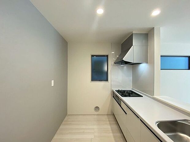 グレーのアクセントクロスがおしゃれですね♪システムキッチンなのでお手入れもラクラク◎