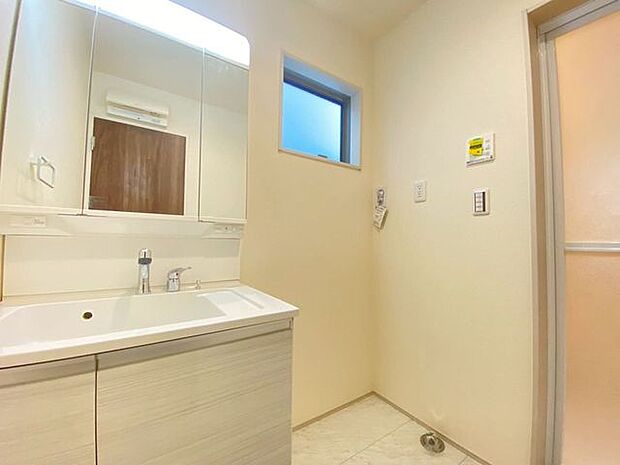 洗面室にも採光窓がついています♪洗面台も鏡裏に収納付き◎
