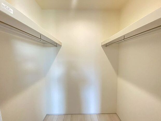 ウォークインクローゼットは広く、たっぷり収納できます◎