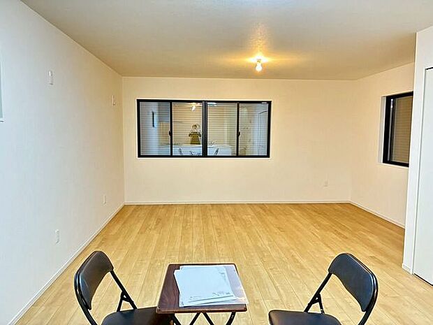 リビングとダイニングが一体化しているので、スペースに無駄なく家具の配置ができます