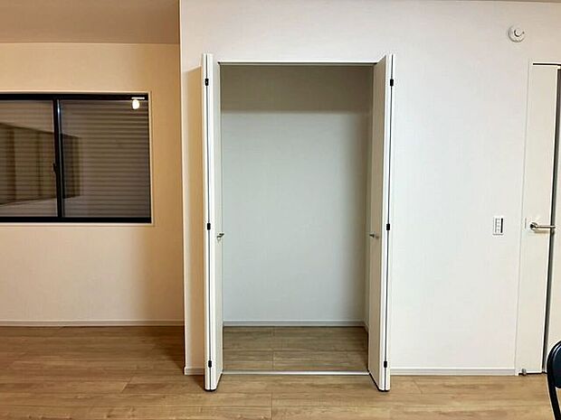 リビングにある大き目の収納は普段目につかせたくないけど、日常的に使用するものを入れられるので助かりますね