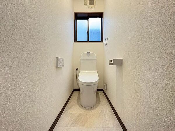 2階トイレ温水洗浄便座付です。窓付で換気も可能！