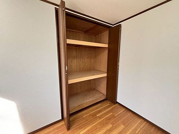 2階中央洋室クローゼット収納はクローゼットを完備！