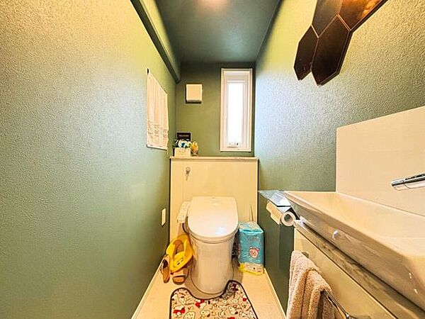 1階トイレです。温水洗浄便座付！トイレ内に手洗いも完備しているので清潔にご利用いただけます♪空間が広く、おトイレも安心できますね。