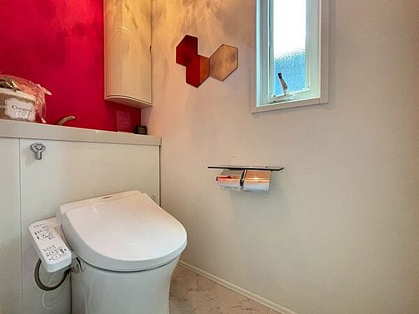2階トイレタンクレスでスタイリッシュなトイレは広さもあり換気のできる窓付です。