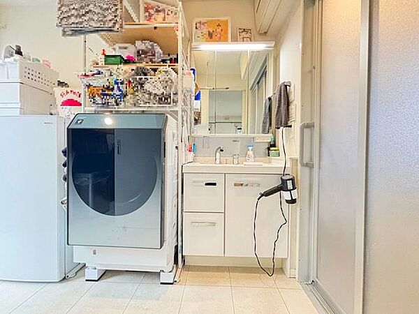 シャワー付き洗面台はお化粧や朝の身支度をしっかりサポートしてくれます。