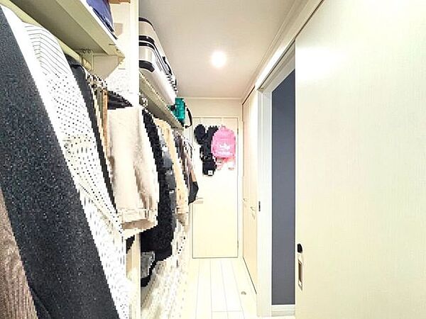 ウォークインクローゼットは収納力◎棚やハンガーラックが完備されております。