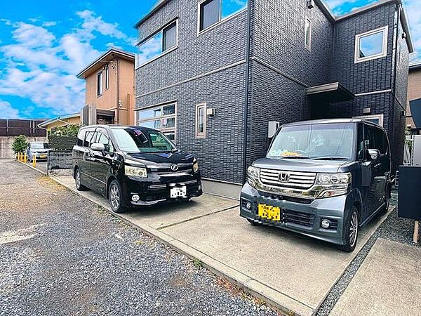 駐車場は建物前と横で3台可能
