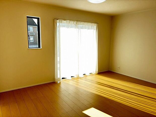 南側から入る日の光で明るいリビング