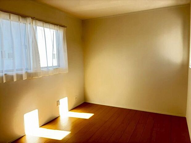 2階　階段横にある約6帖のお部屋は腰窓になる為、小さいお子様のお部屋でも安心
